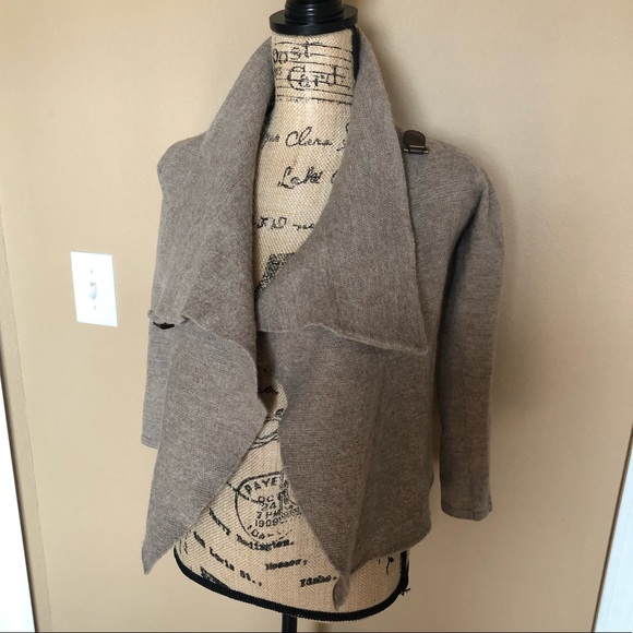 Tahari sweater wrap with buckle - Picture 4 of 8